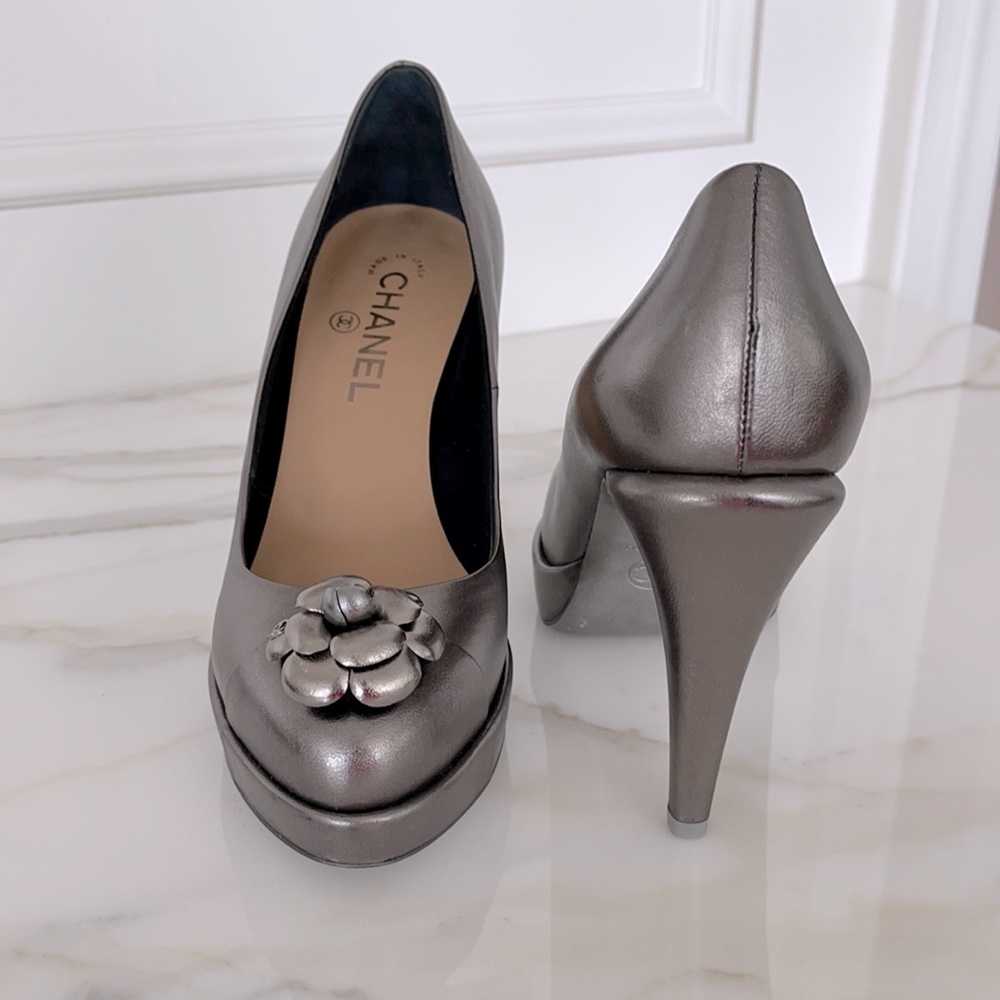 CHANEL CC Platinum Leather Pumps w Camellia - Picture 2 of 11